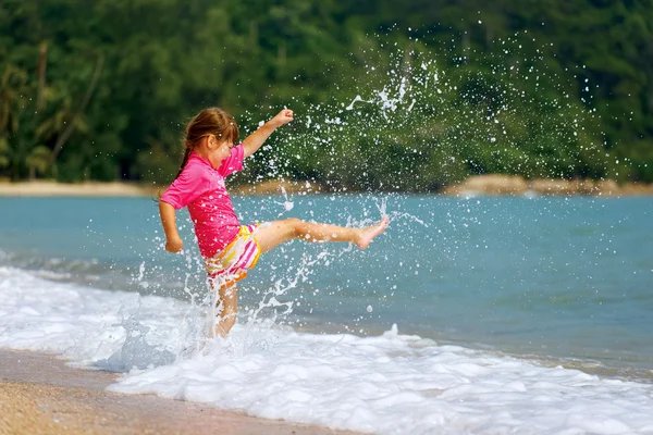 Szczęśliwa dziewczynka korzystających wakacje plaży. — Zdjęcie stockowe