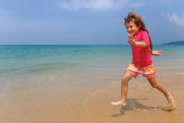 Little girl runs along the beach — Stock Photo, Image