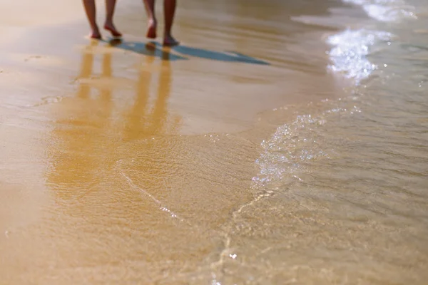 Męskie i kobiece nogi chodzić na plaży — Zdjęcie stockowe