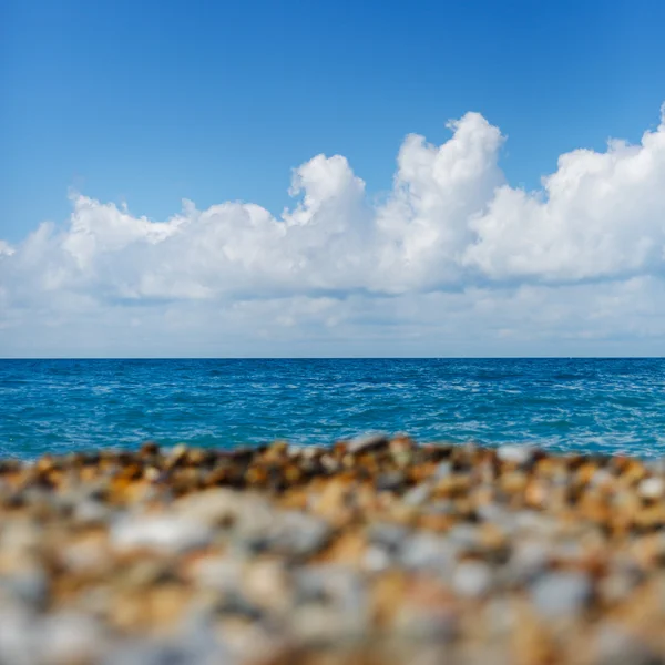 Jasny obraz pobrzeże z błękitne niebo i morze — Zdjęcie stockowe