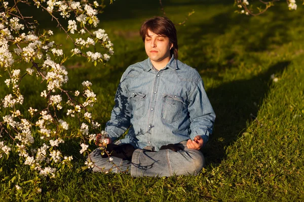 Joven meditando al aire libre —  Fotos de Stock