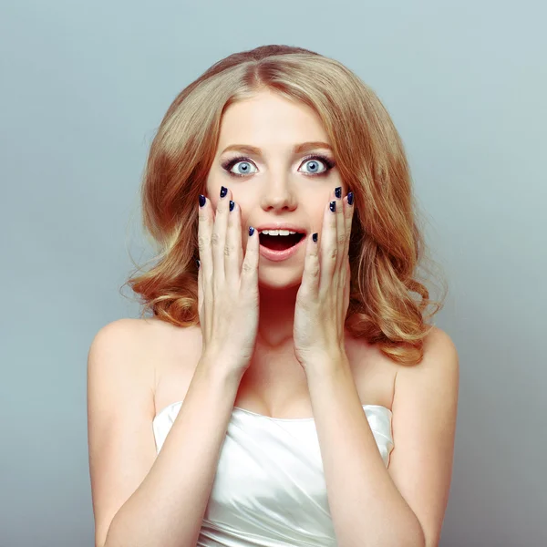 Young woman looking surprised — Stock Photo, Image