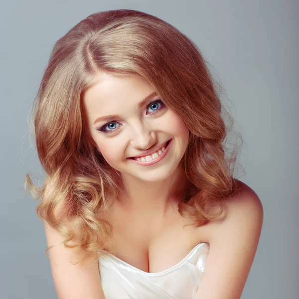 Portrait d'attrayant caucasien souriant femme blonde — Photo