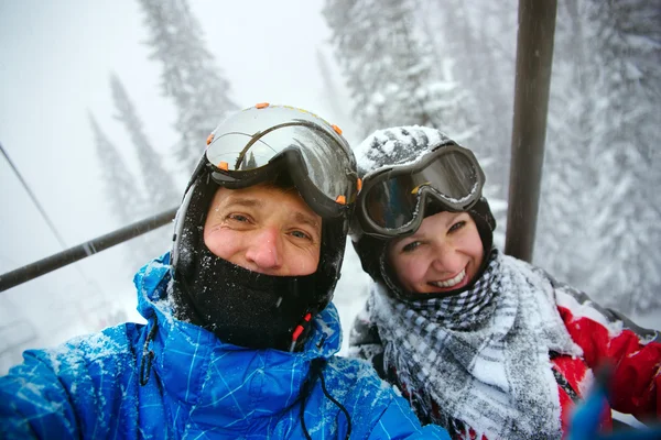 Gelukkig snowboarders in de winter bergen — Stockfoto