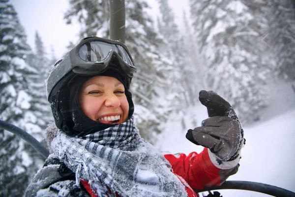 Портрет молодой сноубордистки — стоковое фото