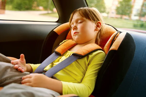 Meisje van de baby slaapt in auto — Stockfoto