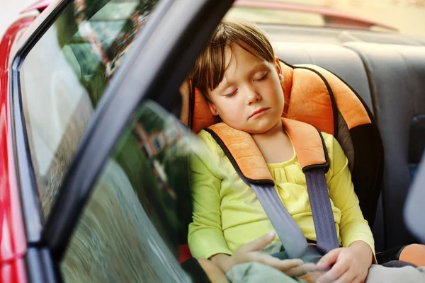 Bebé niña duerme en coche — Foto de Stock