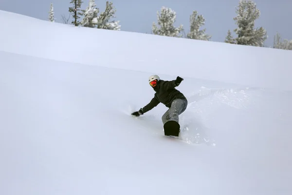 Snowboarder fazendo uma escultura lateral do dedo do pé — Fotografia de Stock