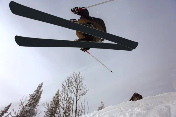 Skákání lyžař — Stock fotografie