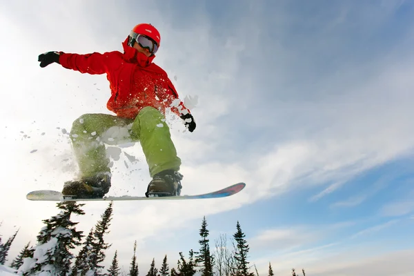 Snowboarder springen — Stockfoto