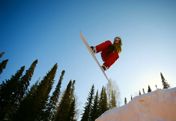 Salto de snowboarder — Fotografia de Stock