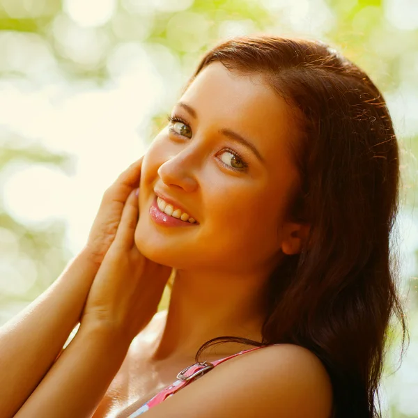 Retrato close-up de jovem bela mulher — Fotografia de Stock