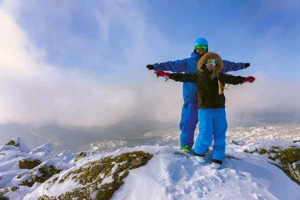 Cheerful couple snowboarders standing on the mountain and enjoye — Stock Photo, Image