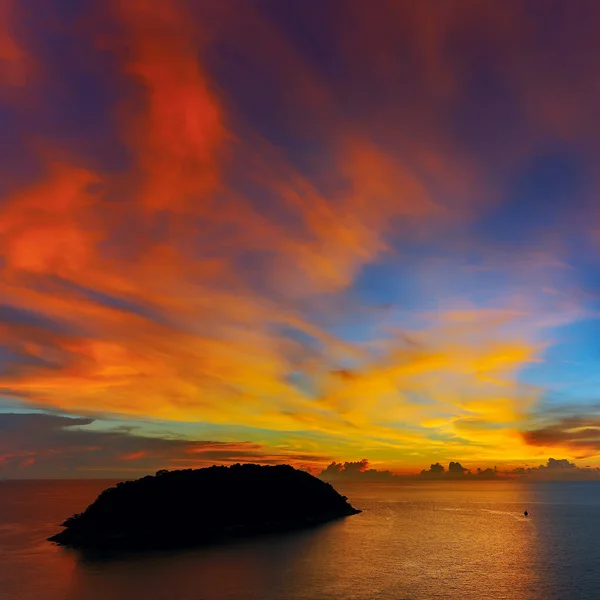 Pôr-do-sol bonito em capa promthep é uma montanha de rocha que ext — Fotografia de Stock