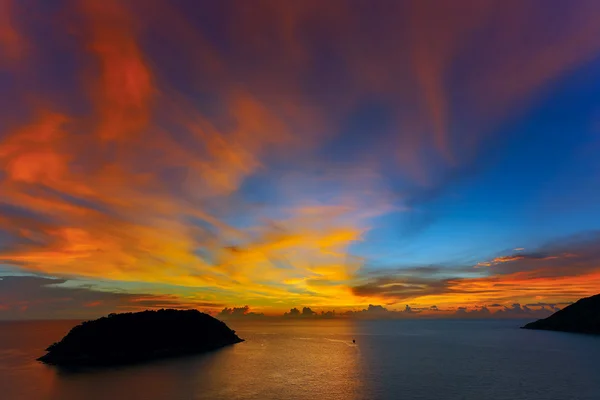 Pôr-do-sol bonito em capa promthep é uma montanha de rocha que ext — Fotografia de Stock