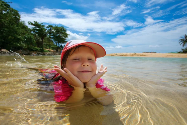 Happy child playing in sea — Stock Photo, Image