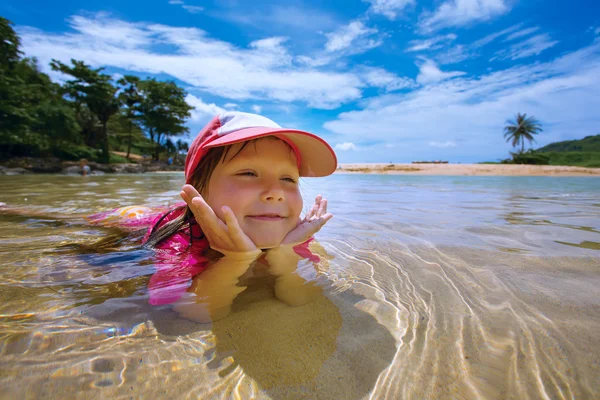 Ευτυχισμένο παιδί που παίζει στη θάλασσα — Φωτογραφία Αρχείου