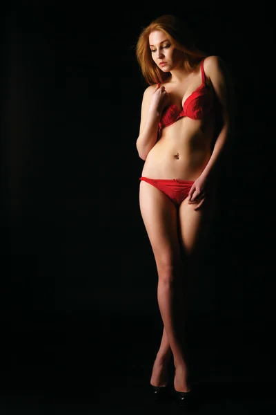 Молодая сексуальная женщина в красном белье. — стоковое фото