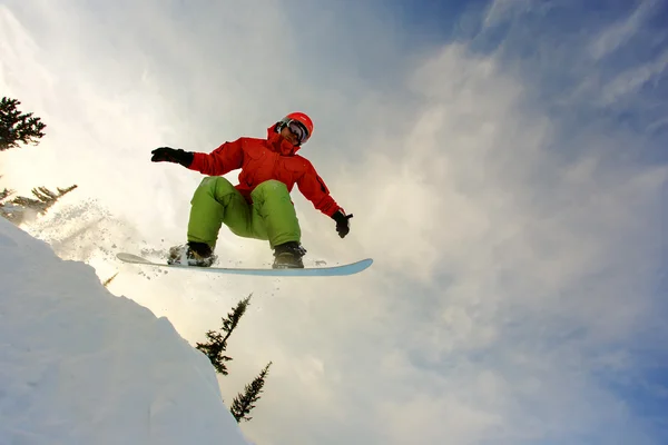 Snowboardåkare hoppning — Stockfoto