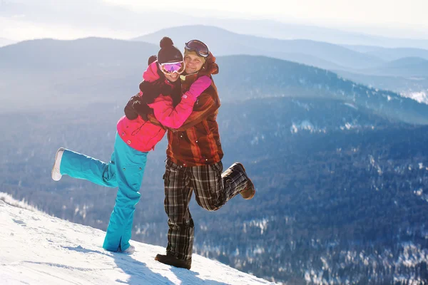 Feliz casal snowboard — Fotografia de Stock