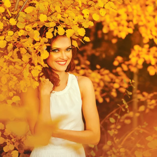 Mulher feliz desfrutando da natureza. Menina beleza ao ar livre . — Fotografia de Stock