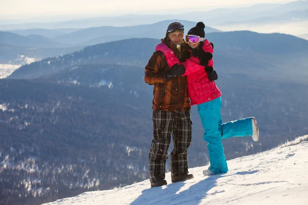 Happy snowboarding couple — Stock Photo, Image