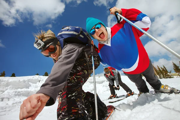 スキーヤーは、高い山で楽しい時を過す — ストック写真