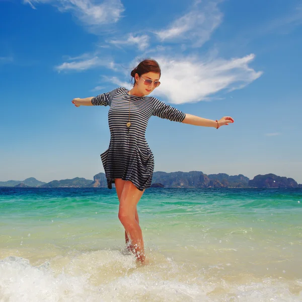 Bella ragazza godendo la natura — Foto Stock