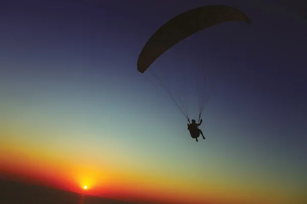 夕焼け空の背景に対してパラグライダー シルエット — ストック写真