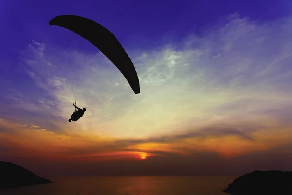 Silhueta parapente contra o fundo do céu por do sol — Fotografia de Stock