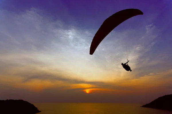 Paraglider silhouette against the background of the sunset sky — Stock Photo, Image