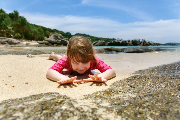 Ευτυχισμένο παιδί παίζει στη θάλασσα. Καλοκαίρι διακοπές έννοια — Φωτογραφία Αρχείου