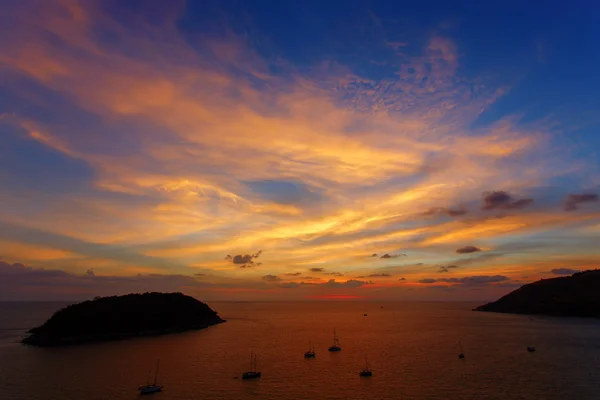 Pôr-do-sol bonito em capa promthep é uma montanha de rocha que ext — Fotografia de Stock