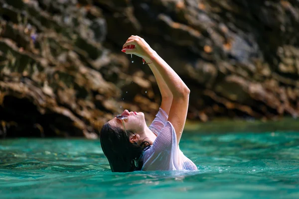 Menina bonita brincando com água — Fotografia de Stock