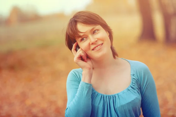 Portrait of an attractive young professional woman using a smart — Stock Photo, Image