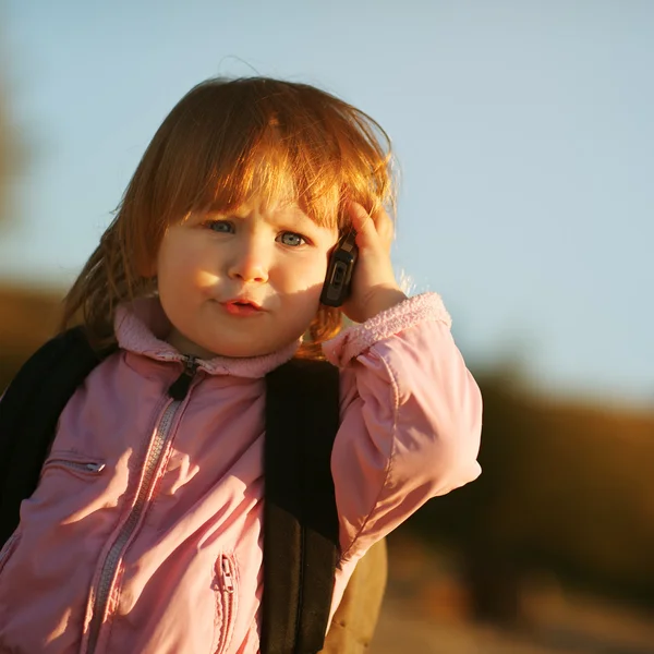 Little girl talking on the phone — Stock Photo, Image
