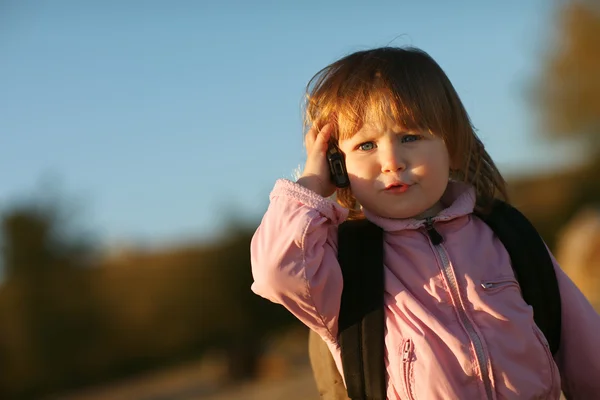 Petite fille parlant au téléphone — Photo