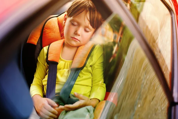 Маленька дівчинка спить в машині — стокове фото
