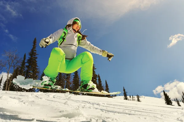 Snowboardåkare hoppning — Stockfoto