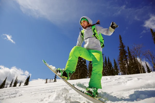 Snowboardåkare hoppning — Stockfoto