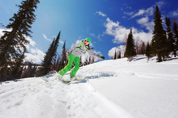 Snowboardzista robi stronie palec wyrzeźbić — Zdjęcie stockowe