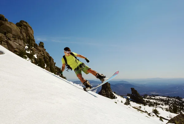 Snowboardzista robi stronie palec wyrzeźbić — Zdjęcie stockowe