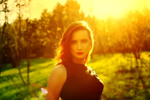 Mulher feliz desfrutando da natureza . — Fotografia de Stock