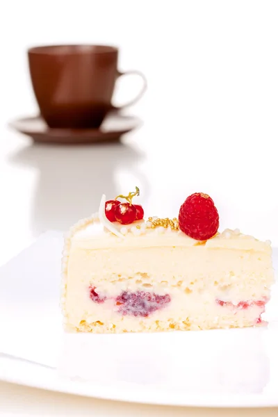 Pedazo de pastel sobre un fondo blanco — Foto de Stock