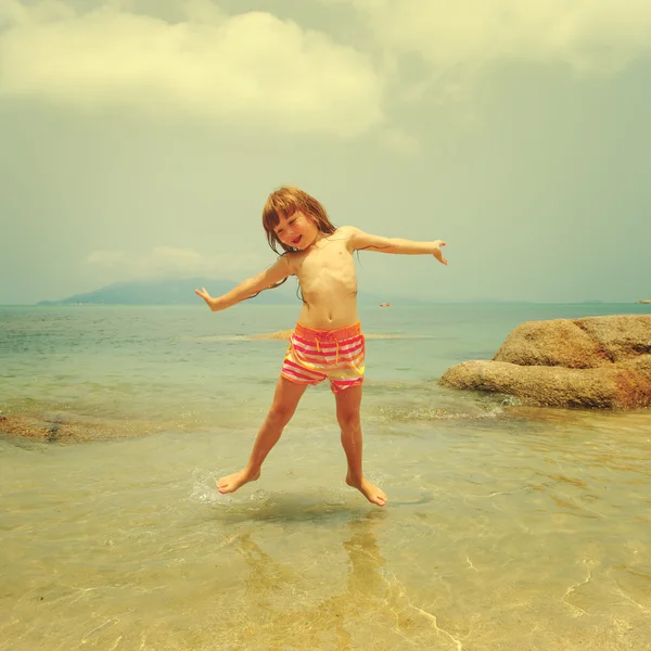 Счастливая маленькая девочка веселится — стоковое фото
