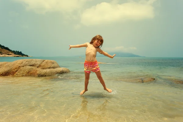 Ευτυχισμένη κοριτσάκι διασκεδάζοντας — Φωτογραφία Αρχείου