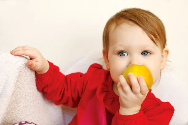 Mädchen isst roten Apfel. — Stockfoto