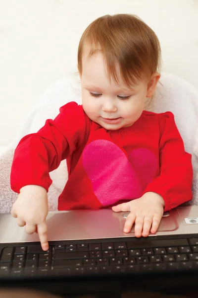 Bebê bonito olhando para o laptop — Fotografia de Stock