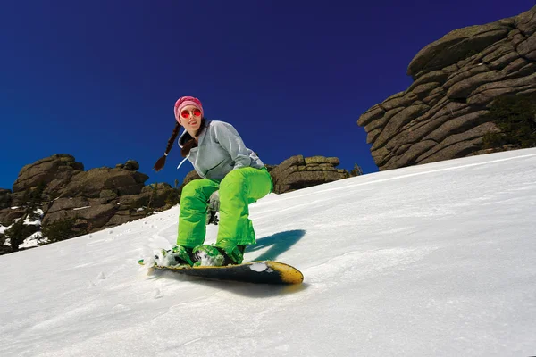Snowboarder beim Toe Side Carve mit tiefblauem Himmel im Backgro — Stockfoto