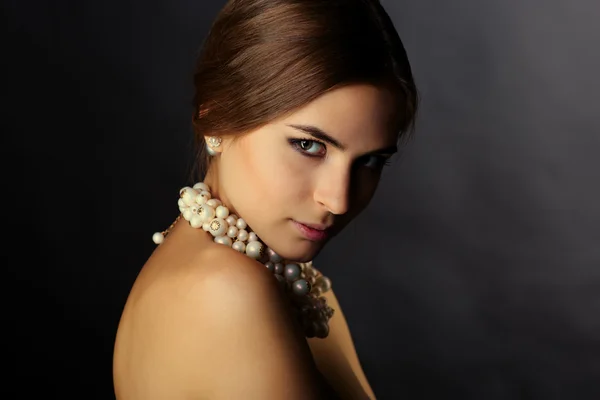 Fotografie de moda de doamna frumoasa purta colier elegant — Fotografie, imagine de stoc